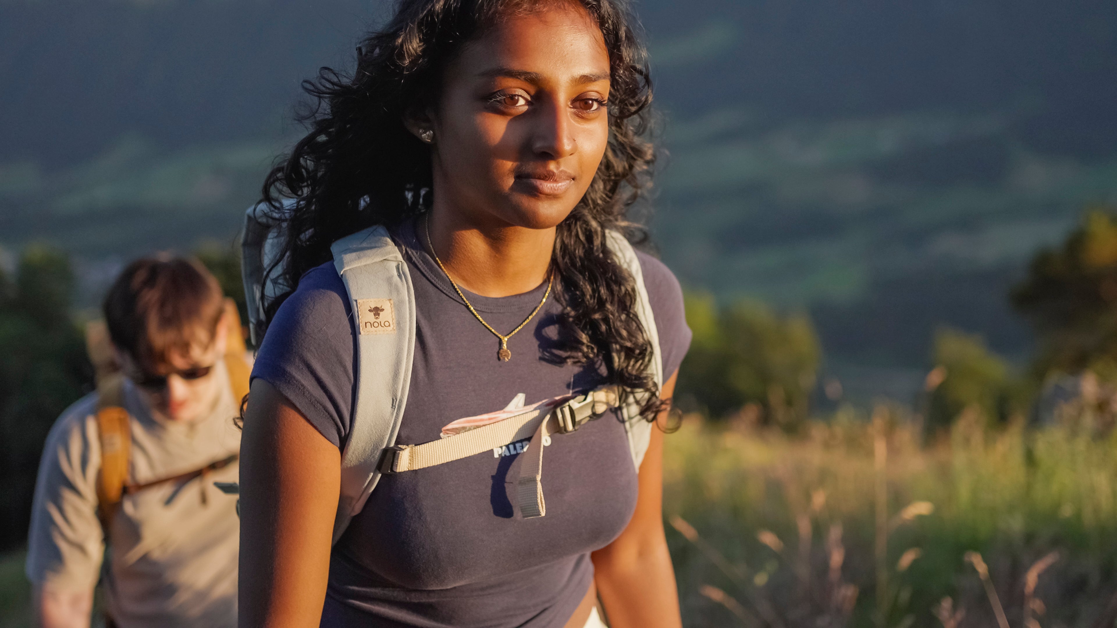 Load video: Nola backpacks Viandar 15 &amp; 25: hiking on Gnipen in Schwyz